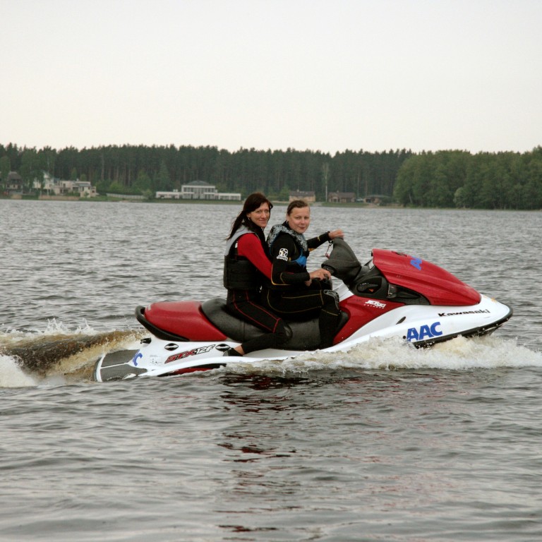 Весёлая поездка на водном мотоцикле