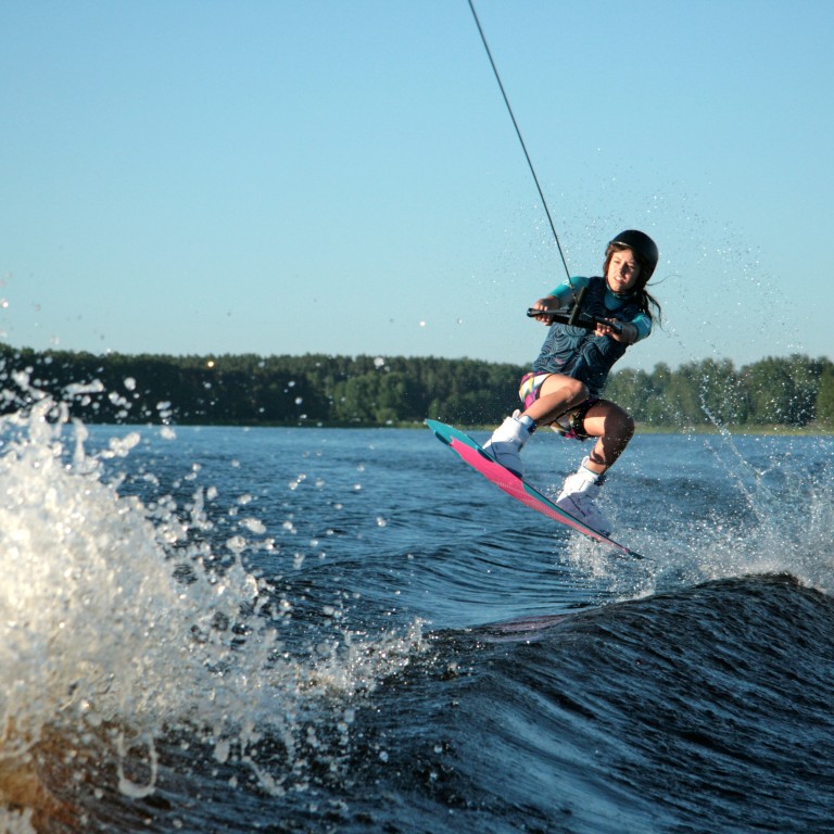 Aizraujošs piedzīvojums uz veikborda (Wakeboard)