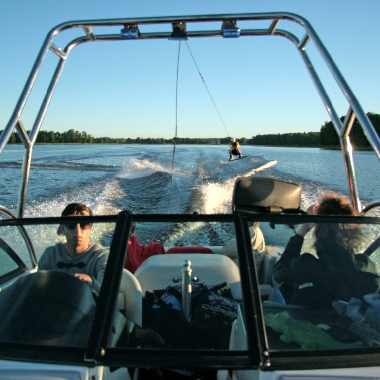Вэйкборд на большой лодке MASTERCRAFT
